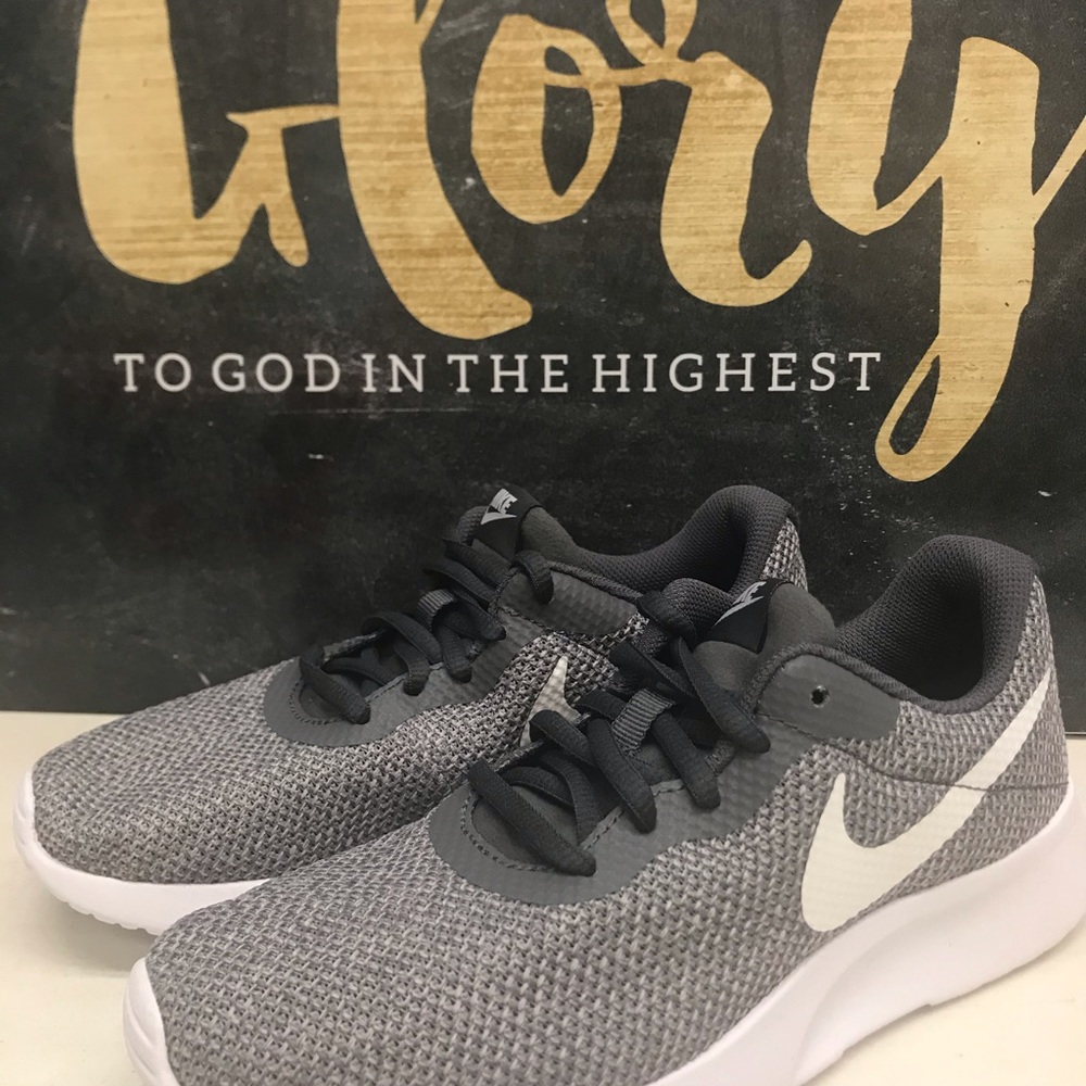 Womens sz 6 Nike Tanjun SE Sneakers New, No box